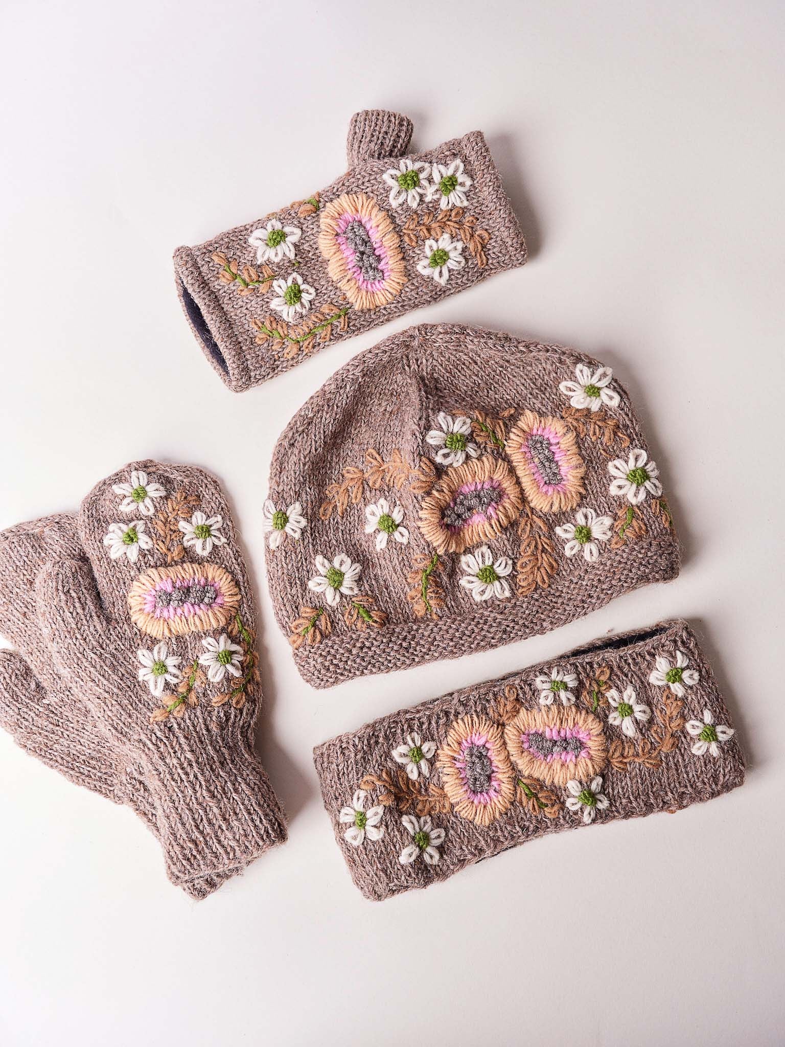 White Daisy Beanie Collection. CP 82