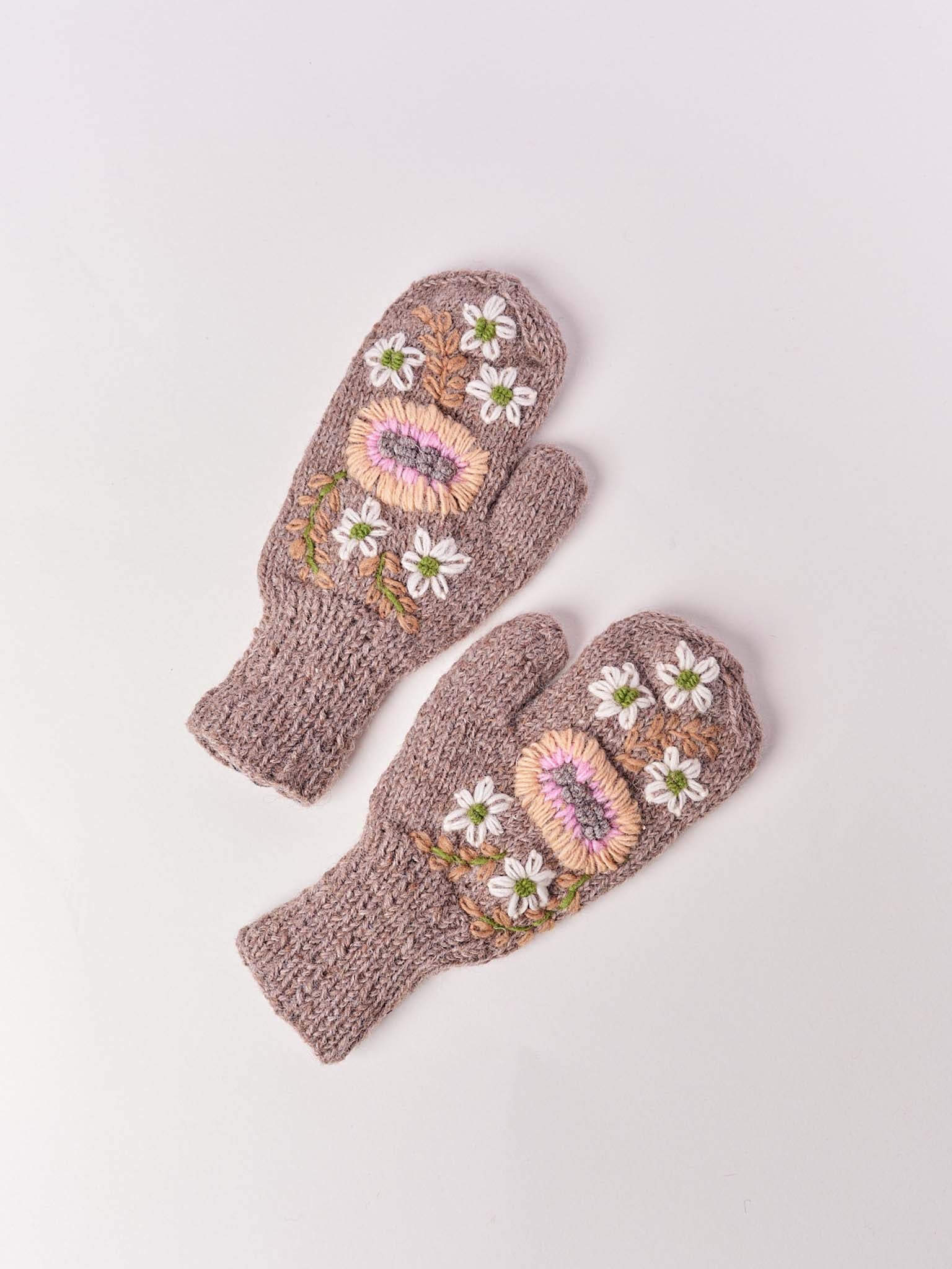 White Daisy Beanie Collection. CP 82