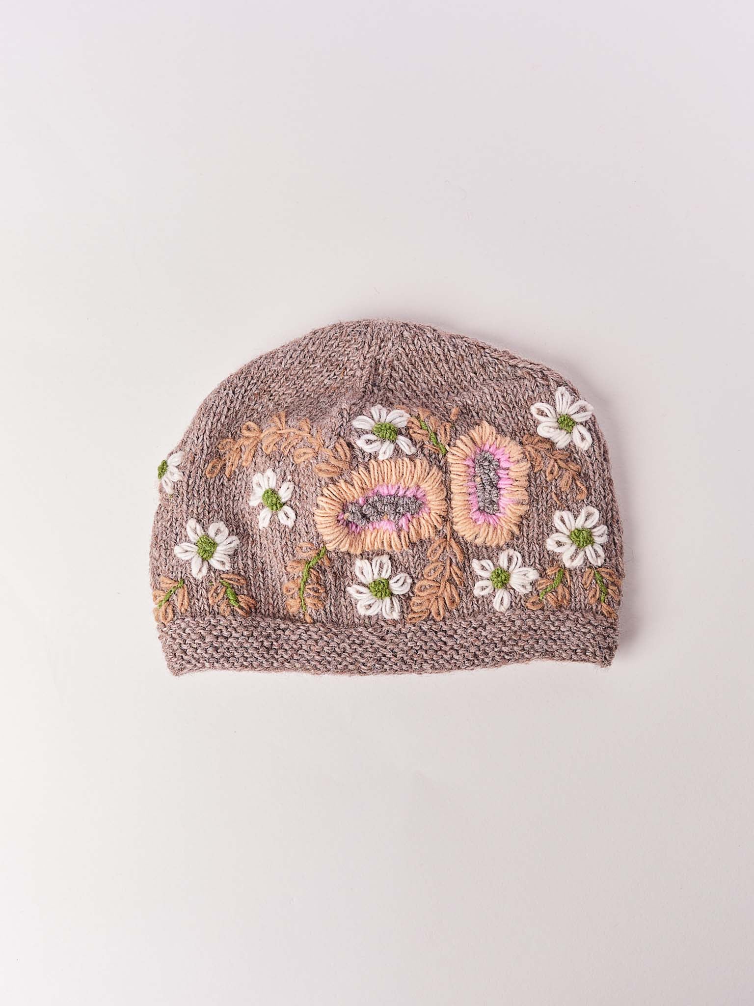 White Daisy Beanie Collection. CP 82
