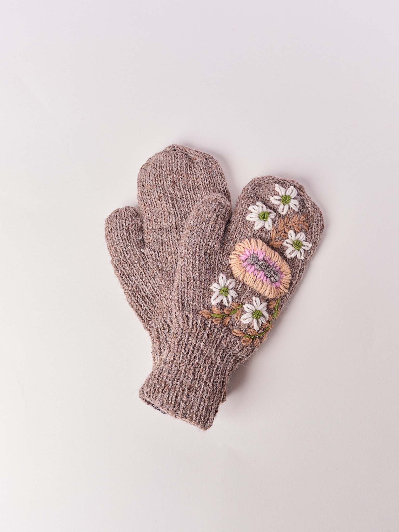 White Daisy Beanie Collection. CP 82