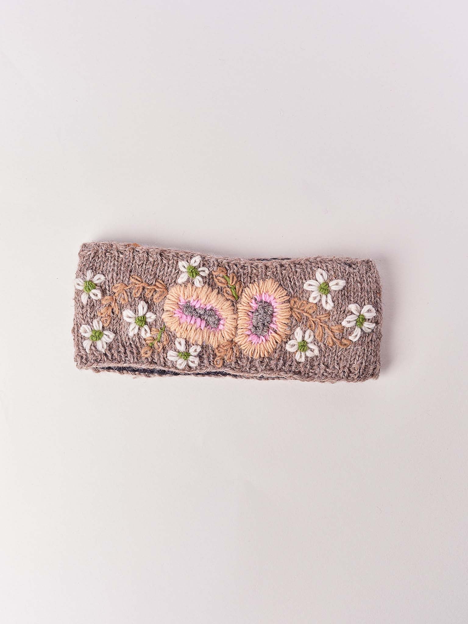 White Daisy Beanie Collection. CP 82