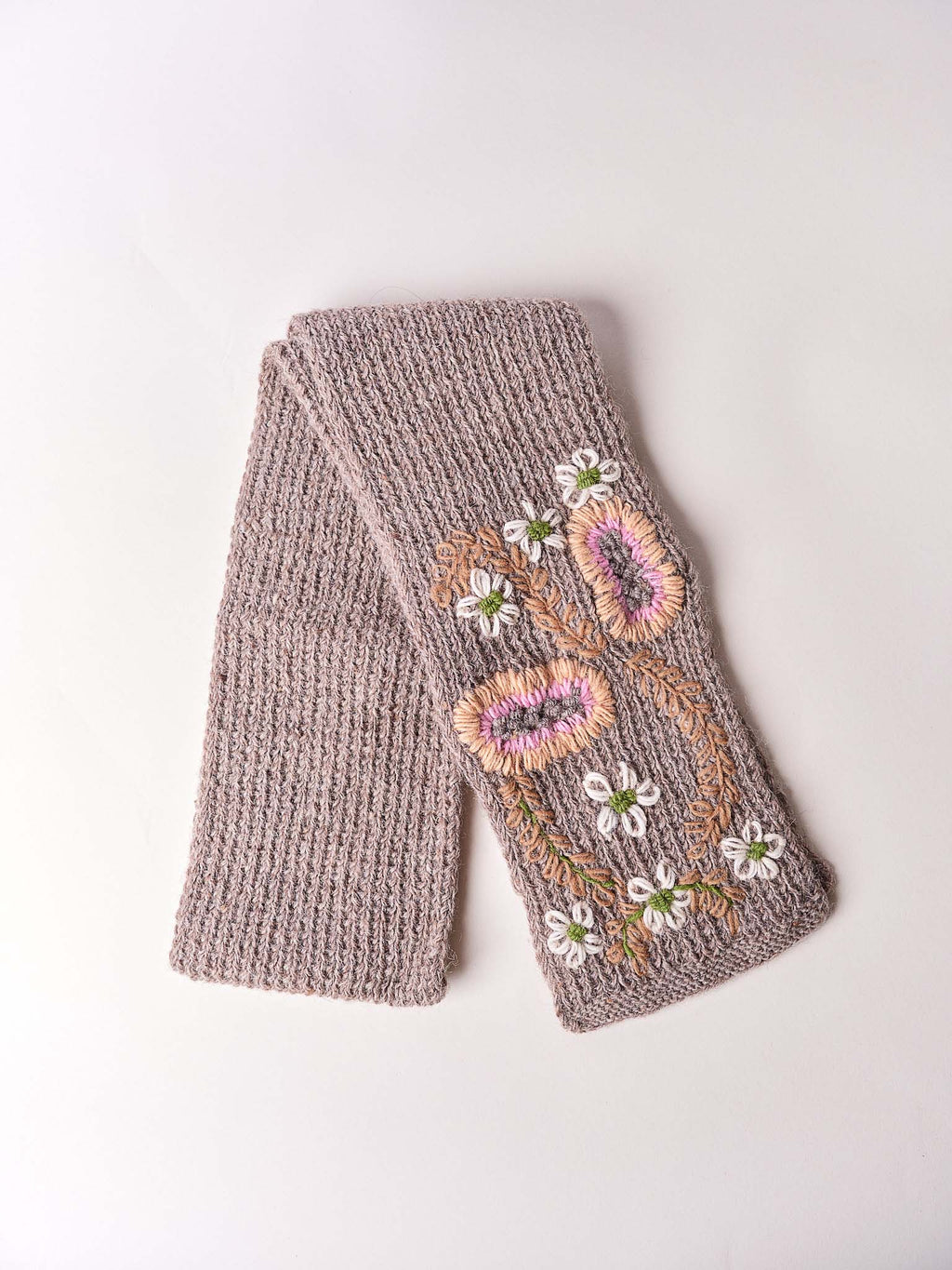 White Daisy Beanie Collection. CP 82