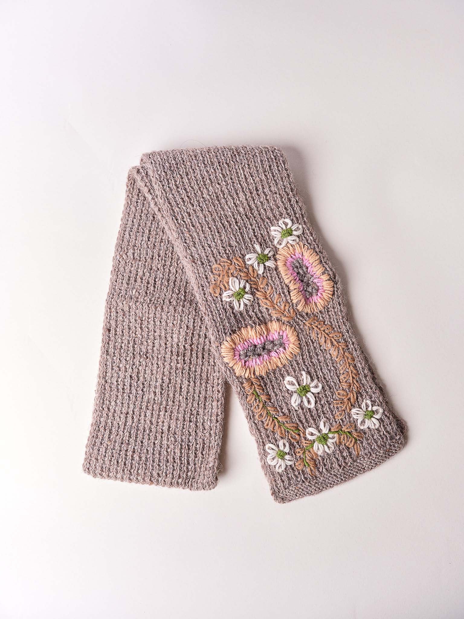 White Daisy Beanie Collection. CP 82